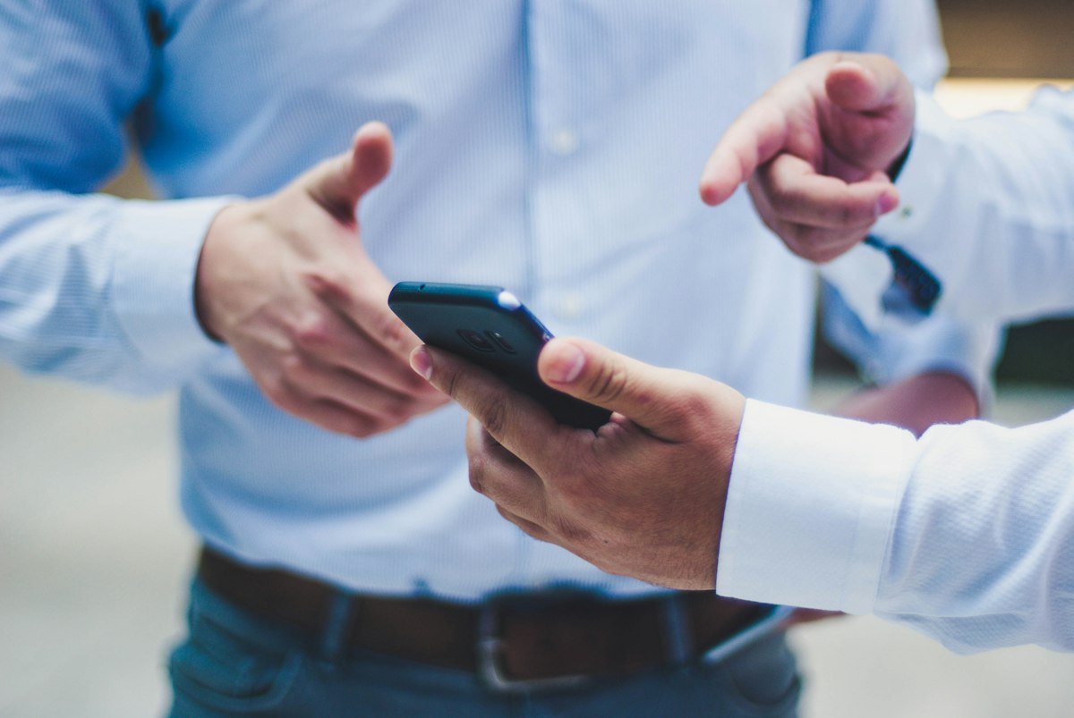 Persona revisando su solicitud en un teléfono