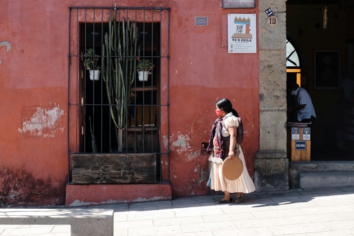 Calle del centro de Oaxaca con una fachada roja